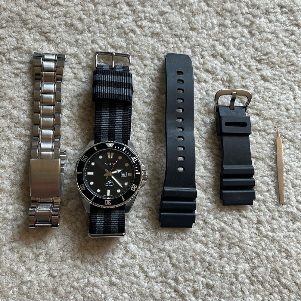 Casio Marlin Duro MDV106 quartz analog dive watch with extra straps